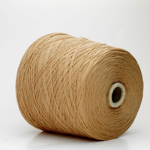 Peut inclure: Ensemble de trois mugs en céramique avec une finition mate et mouchetée. Les tasses sont de couleur crème, gris clair et gris foncé. Chaque mug a un design simple et minimaliste avec une anse arrondie.