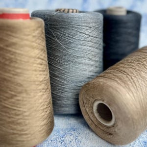 Hilo de seda 100 % en cono para tejer a máquina, crochet y tejer SHAPPE Nm 2/120, 6000 m/100 g (6561 yardas/3,52 oz)