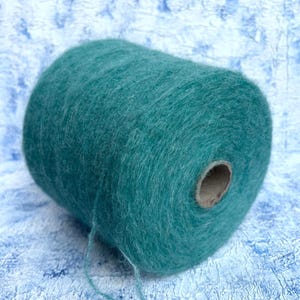 Fluffigt alpackagarn på strut 42/40/16/2% Babyalpacka/Merino/Polyamid/Elastan IGEA art Poruvian 550 m/100 g (601 yards/3,52 oz)