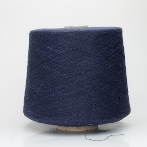 Cône de fil mélangé soie/cachemire bleu foncé 30/60/10 % cachemire/soie/lin NM 3/80 à tricoter au crochet 2600 m/100 g (2843 yrd/3.52 oz)