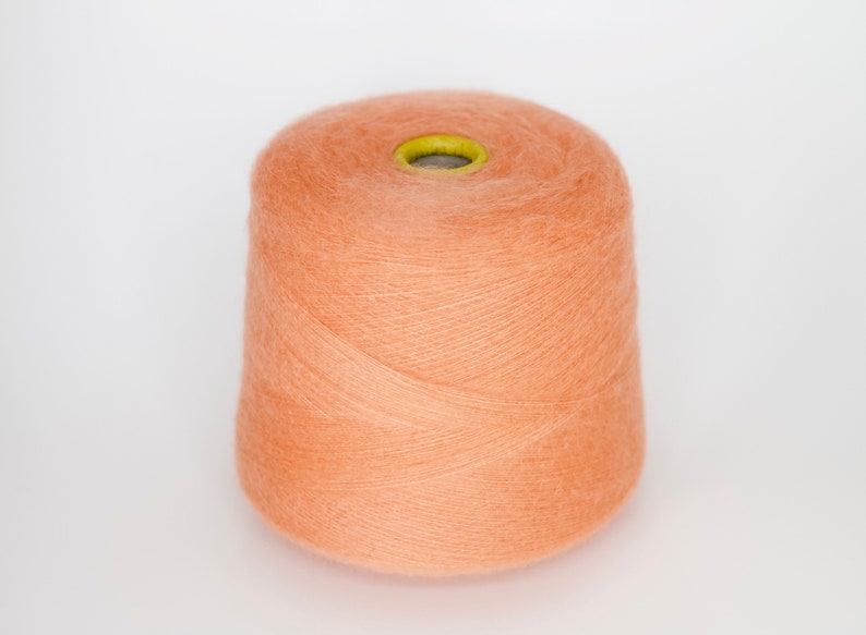 Puede incluir: Una bobina de hilo de color melocot&oacute;n.
