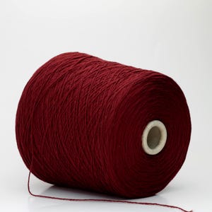 Fil fin 100 % cachemire sur cône et tricoté à la machine Loro Piana Nm 3/14,5 483 m/100 g (528 yards/3,52 oz) Bordeaux