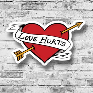 Kiss-Cut-stickers - klassiek hart in tattoo-stijl met banner en pijl &#39;Love Hurts&#39;, romantische stickers, cadeau voor tatoeageliefhebbers, Valentijnsdag