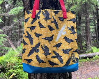 Bolso de mano White Raven - Diseño dibujado a mano con cuervos - Amarillo con asas rojas - Inspirado en el White Raven de Anchorage