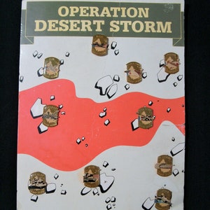 Puede incluir: Una tarjeta blanca con el texto "Operación Tormenta del Desierto" en letras negras. La tarjeta tiene un diseño ondulado rojo y blanco con pines dorados de aviones militares y tanques.