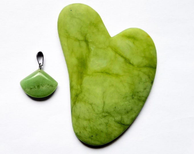 Juego de colgante de jade verde y raspador Gua Sha con bolsa gratis - Tabla de raspado de jade en forma de corazón con colgante de jade - Juego de placas de raspado verde
