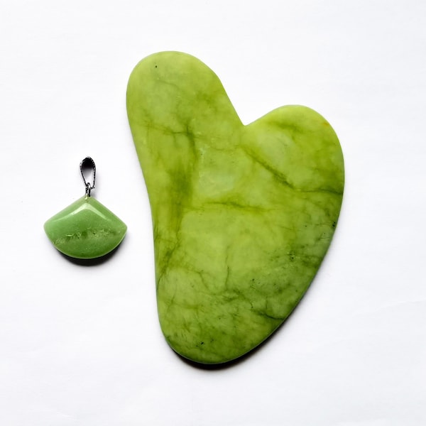 Grüner Jade Anhänger und Gua Sha Schaber Set mit gratis Tasche - Herzförmiges Jade Schabebrett mit Jade Anhänger - Grüne Schabeplatte Set