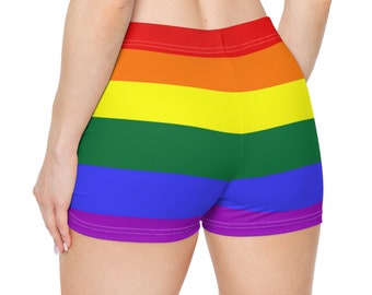 Pantaloncini a righe arcobaleno: abbigliamento sportivo per la comunità LGBTQ+