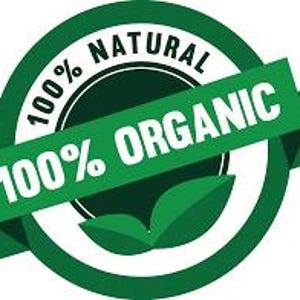 Puede incluir: Un emblema circular verde con el texto "100% NATURAL" y "100% ORGANIC" en blanco. El emblema tiene una cinta y dos hojas verdes. El dise&ntilde;o est&aacute; sobre un fondo blanco.