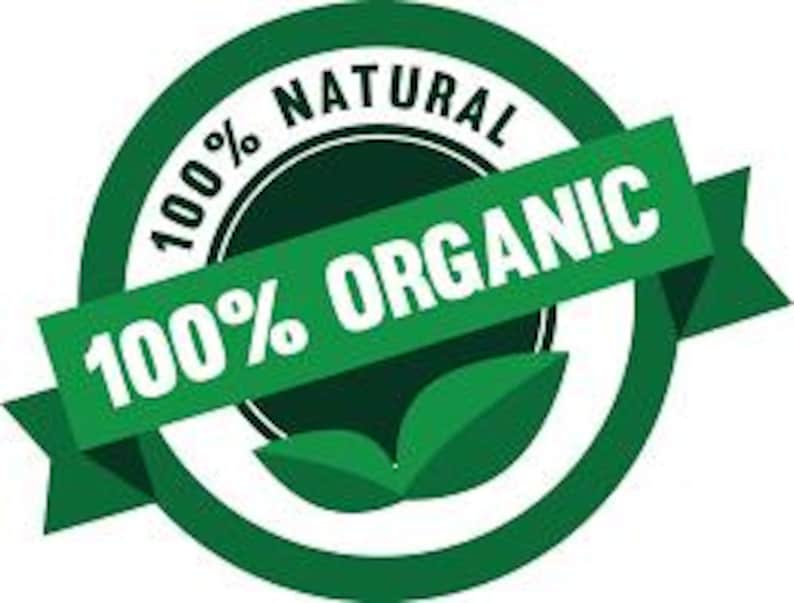 Puede incluir: Un emblema circular verde con el texto "100% NATURAL" y "100% ORGANIC" en blanco. El emblema tiene una cinta y dos hojas verdes. El dise&ntilde;o est&aacute; sobre un fondo blanco.