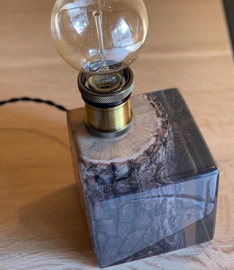 Lampe Cube en Bois et Résine Époxy