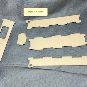 K&ouml;nnte beinhalten: F&uuml;nf Teile aus unfertigem Holz, die f&uuml;r ein DIY-Projekt ausgeschnitten wurden. Die Teile sind in verschiedenen Gr&ouml;&szlig;en und Formen, darunter ein langes rechteckiges Teil mit einem kleinen rechteckigen Ausschnitt in der Mitte. Der Text "Digitales Produkt!" ist im Bild sichtbar.