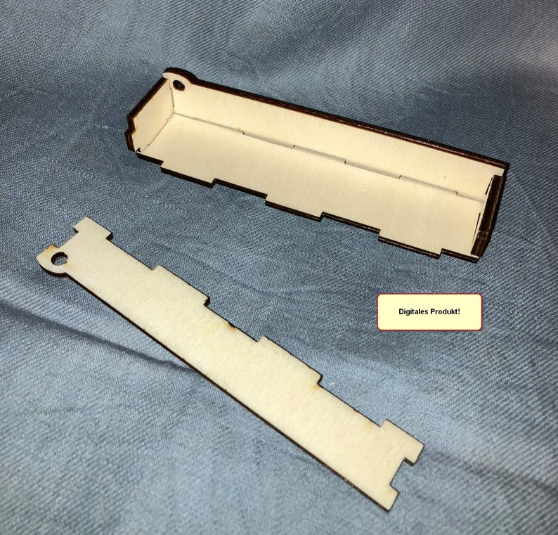 K&ouml;nnte beinhalten: Eine Holzkiste mit Deckel und einem Ausschnitt f&uuml;r ein digitales Produkt. Die Kiste ist aus hellem braunem Holz und hat eine nat&uuml;rliche Oberfl&auml;che. Der Deckel ist offen und die Kiste ist leer. Der Text "Digitales Produkt!" ist auf einem wei&szlig;en Etikett sichtbar.