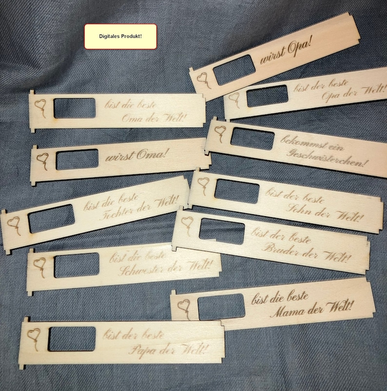 K&ouml;nnte beinhalten: Ein Set aus zehn Holzplaketten mit Herz- und Ballon-Design. Jede Plakette hat eine andere Botschaft, wie zum Beispiel "Du bist die beste Oma der Welt!" und "Du bist der beste Papa der Welt!"