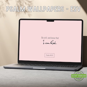 Op de afbeelding: Een laptop toont een roze scherm met de tekst "Be still, and know that I am God." en "Psalm 46:10." De tekst "PSALM WALLPAPERS - ESV" staat bovenaan. Een groene "INSTANT DOWNLOAD" badge staat rechtsonder.
