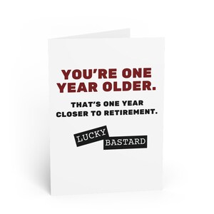 Carte d'anniversaire sarcastique d'un collègue de Zazzle.be Liste d'envies Vous avez des idées ? Un an plus près de la retraite, Lucky Bastard | Carte drôle d'humour de bureau | Meilleure amie au travail | Avec enveloppe