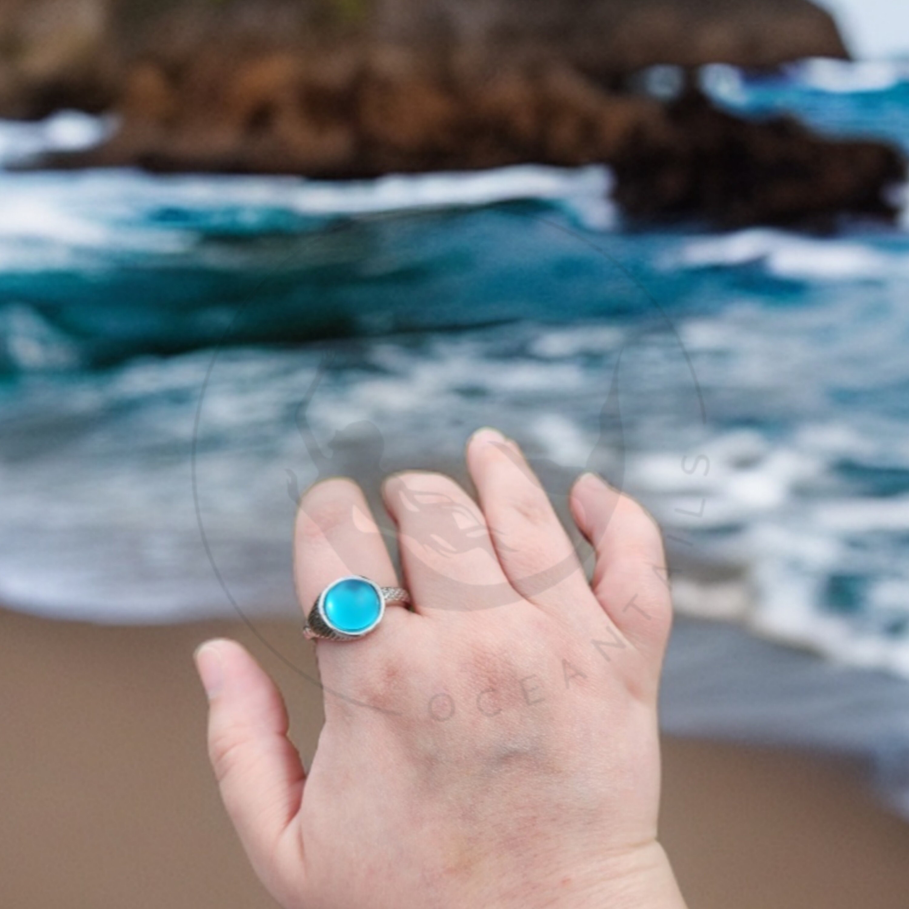 MAKO MERMAIDS MOON RING on The Hunt  Anillo de sirena, Joyería de sirena,  Collar de libro