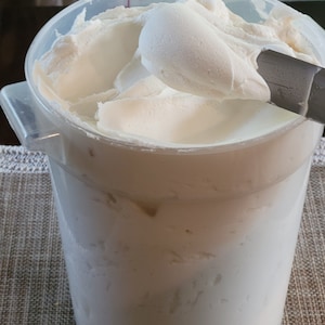 Receta y método para preparar crema de mantequilla suave y sedosa para pasteles y galletas con nata espesa