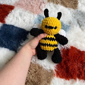 bourdonner l'abeille | amigurumi motif abeille, couture basse, motif crochet, amigurumi, motif printemps au crochet