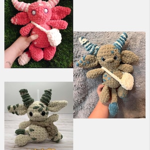 Peut inclure: Trois poup&eacute;es monstres faites &agrave; la main au crochet, dans les tons de rose, de marron et de vert. Chaque poup&eacute;e a des cornes, des ailes et un petit sac blanc. Les poup&eacute;es sont douces et moelleuses, avec des coutures d&eacute;taill&eacute;es et des motifs de couleurs uniques.
