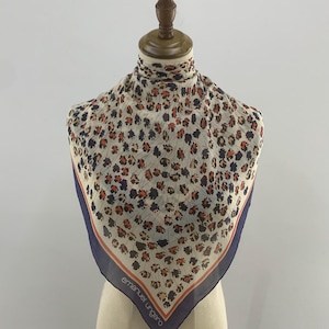 Carré Imprimé Floral Emmanuel Ungaro En Coton Et Soie - 136 X 136 Cm - Occasion En Très Bon état