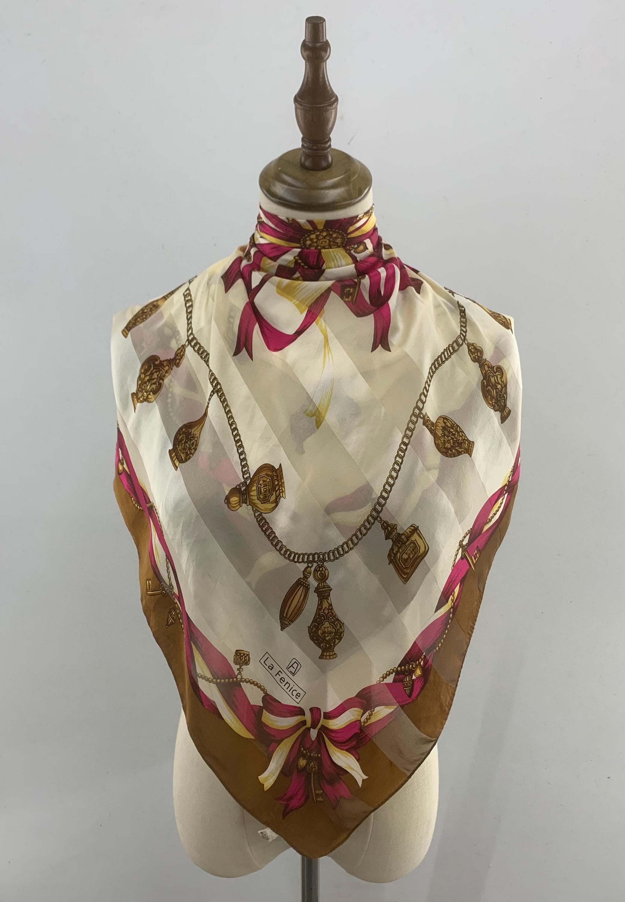 スカーフ　la fenice アンティークアイテム柄シルク　絹100% 88cm シルク スカーフ 母 ギフト 大判 90 日本製 正方形 エルメス 柄