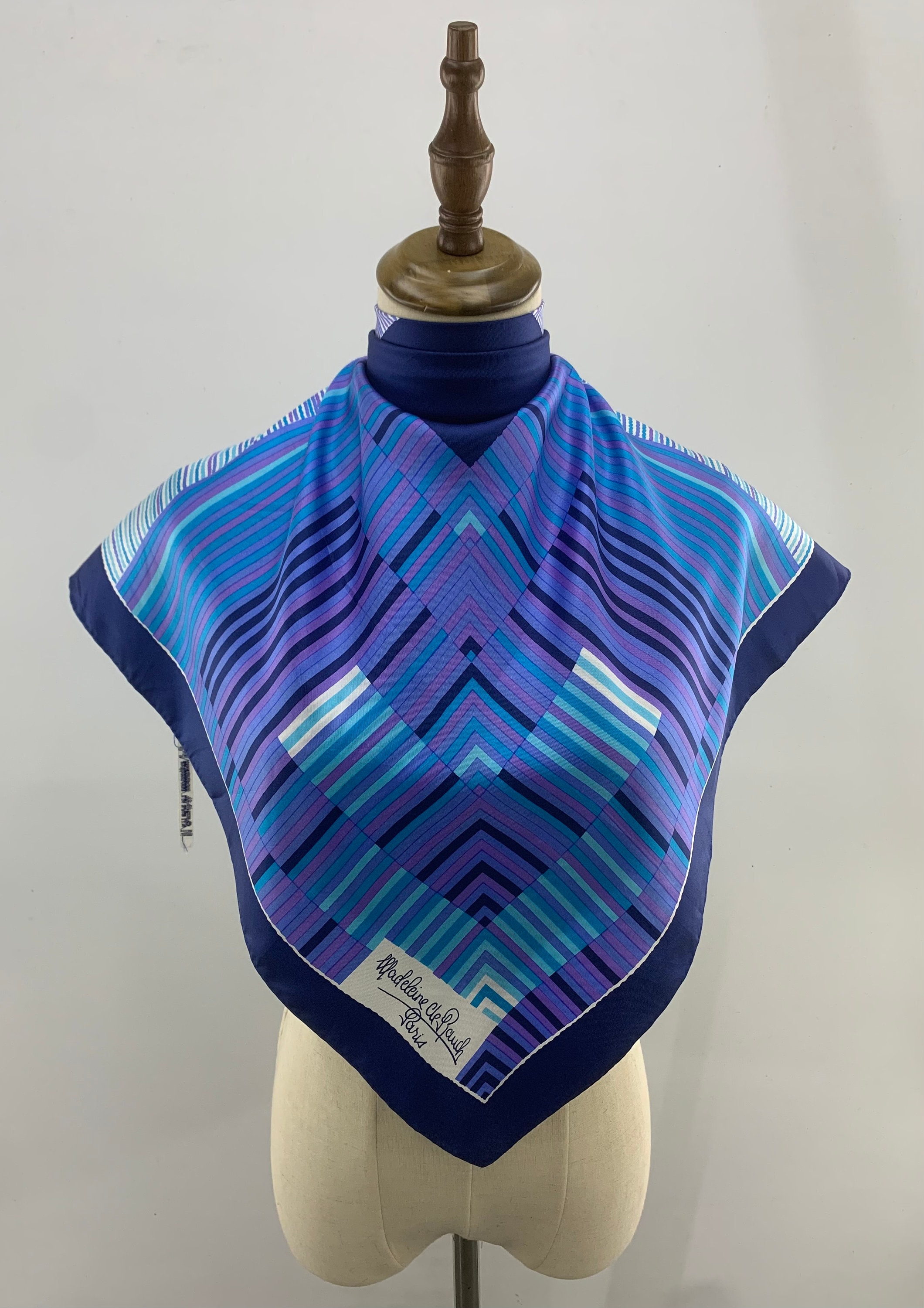 Foulard Carré Vintage MADELEINE - 100% Soie - Dimensions 110 X 110 Cm - Occasion