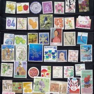 Puede incluir: Una colecci&oacute;n de sellos postales japoneses antiguos, con varios dise&ntilde;os que incluyen flores, animales, retratos y arte abstracto. Los sellos son de varios colores y tama&ntilde;os, con la palabra "Nippon" visible en muchos.
