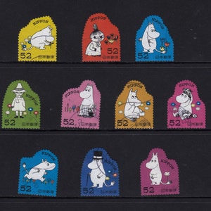 以下が含まれることがあります： ムーミンキャラクターのイラストが描かれた、ヴィンテージの日本の切手10枚セット。切手はカラフルで、ムーミン、スニフ、グロウケなど、さまざまなムーミンキャラクターが描かれています。切手は状態が良く、切手コレクションに最適です。