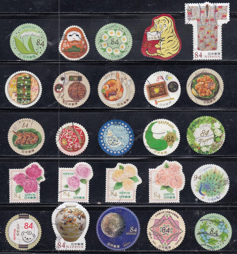 Puede incluir: Una colecci&oacute;n de veinticinco sellos postales japoneses dispuestos en cinco filas. Los sellos presentan diversas ilustraciones que incluyen comida, flores, animales, un kimono y cuerpos celestes, marcados con un valor de 84 o 94 yenes.