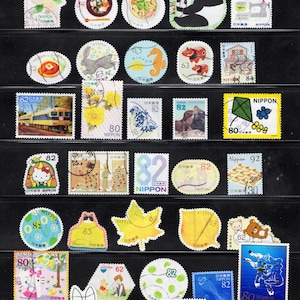 Puede incluir: Una colecci&oacute;n de varios sellos postales japoneses dispuestos en filas, con diversas ilustraciones que incluyen un panda, un tren, Hello Kitty, Pikachu, Miffy, un oso polar, alimentos, follaje estacional y varias denominaciones num&eacute;ricas.