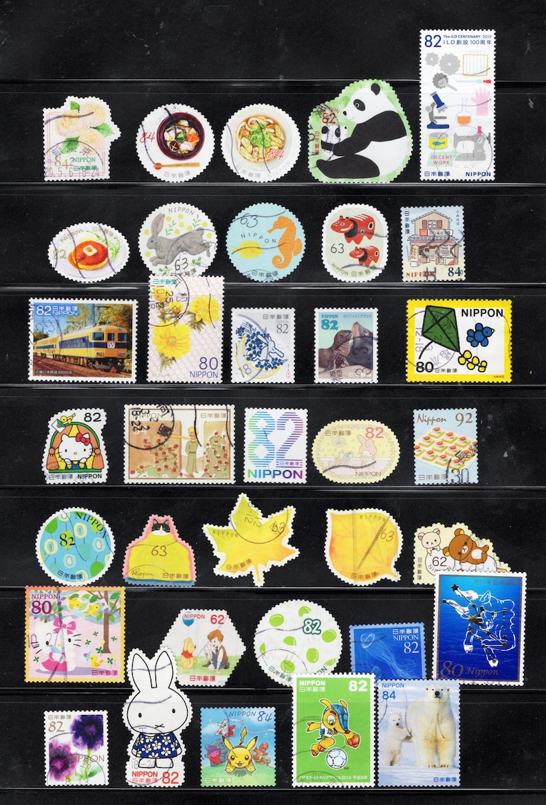 Puede incluir: Una colecci&oacute;n de varios sellos postales japoneses dispuestos en filas, con diversas ilustraciones que incluyen un panda, un tren, Hello Kitty, Pikachu, Miffy, un oso polar, alimentos, follaje estacional y varias denominaciones num&eacute;ricas.