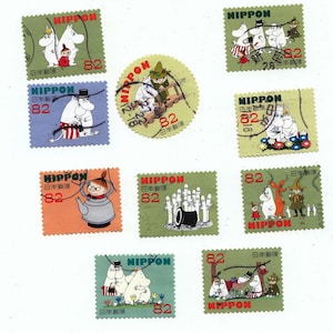 以下が含まれることがあります： 漫画のキャラクターが描かれた、日本のヴィンテージ切手のコレクション。切手は様々な形とサイズで、緑、オレンジ、青など様々な色でイラストが描かれています。各切手には数字の82が記載されています。