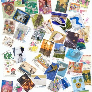 Puede incluir: Una colecci&oacute;n de coloridos sellos postales japoneses con diversos dise&ntilde;os. Los sellos muestran im&aacute;genes de paisajes, flores, animales y motivos culturales. Los sellos son de varios tama&ntilde;os y formas, con la palabra "NIPPON" visible en muchos.
