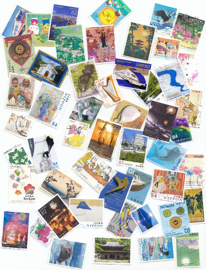 Puede incluir: Una colecci&oacute;n de coloridos sellos postales japoneses con diversos dise&ntilde;os. Los sellos muestran im&aacute;genes de paisajes, flores, animales y motivos culturales. Los sellos son de varios tama&ntilde;os y formas, con la palabra "NIPPON" visible en muchos.