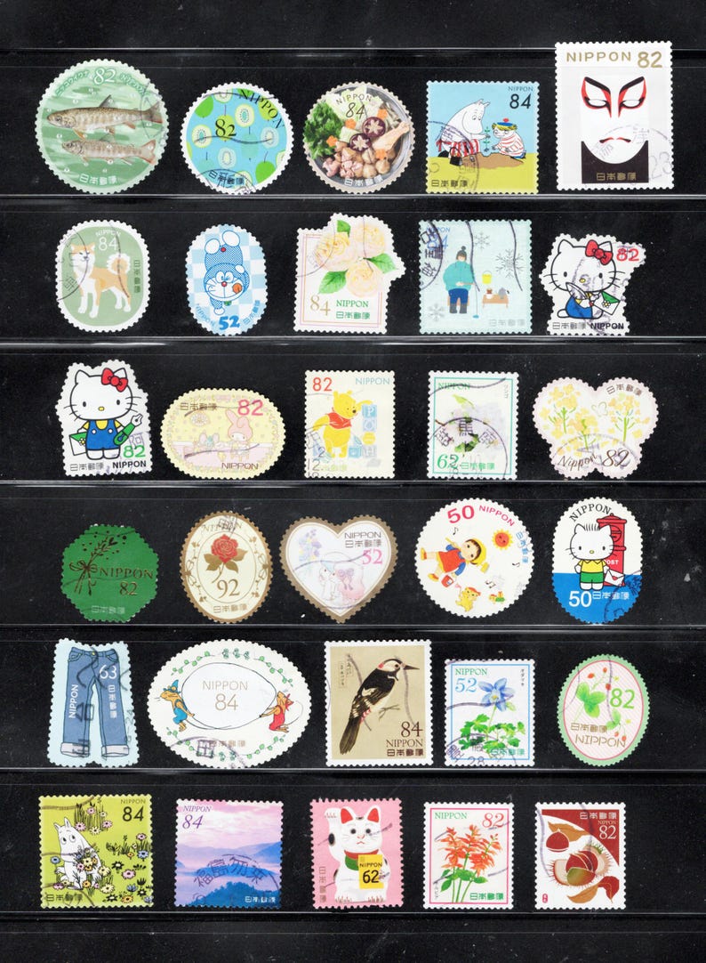 Puede incluir: Una colecci&oacute;n de veinticinco sellos postales japoneses dispuestos en cinco filas. Los sellos presentan diversas ilustraciones que incluyen peces, personajes de dibujos animados como Hello Kitty y Winnie the Pooh, flores, aves y motivos japoneses tradicionales con varios valores nominales.