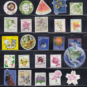 Puede incluir: Una colecci&oacute;n de veinticuatro sellos postales japoneses dispuestos en filas sobre un fondo negro. Los sellos presentan diversas ilustraciones que incluyen flores, una rodaja de sand&iacute;a, instrumentos musicales, im&aacute;genes espaciales y un globo terr&aacute;queo.