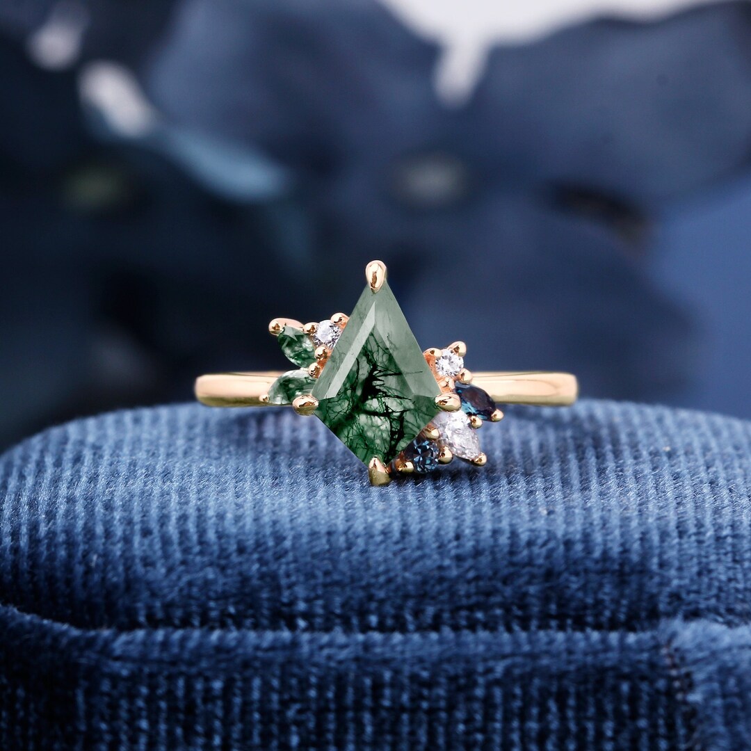 Kite Cut Moss Agate Leafy Engagement Ring Set 3pcs Kite Cut Moss Agate Leafy Engagement Ring Set 3pcs