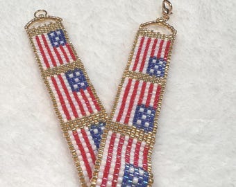Pulsera patriótica con bandera roja, blanca y azul en tono dorado. Cuentas japonesas bellamente hechas a mano para celebrar el 4 de julio y el Día de los Caídos.