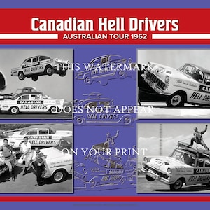 Puede incluir: Un collage de fotos en blanco y negro de un equipo de conducción de acrobacias llamado "Canadian Hell Drivers" en su gira australiana de 1962. El collage muestra al equipo realizando varias acrobacias, incluyendo conducir un automóvil sobre dos ruedas, conducir un automóvil con un tubo grande conectado al frente y conducir un automóvil con una persona de pie en el techo.