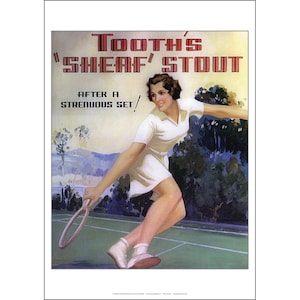 Könnte beinhalten: Eine Vintage-Werbung für Tooth's "Sheaf" Stout Bier mit einer Frau in einem weißen Tenniskleid, die auf einem grünen Platz Tennis spielt. Der Text lautet "Tooth's "Sheaf" Stout Nach einem anstrengenden Satz!"