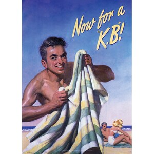 以下が含まれることがあります： "K.B."のヴィンテージ広告。水着を着た男性がストライプのタオルを持っています。ポスターの上部には「Now for a "K.B."!」というテキストが大きく太字で書かれています。男性は微笑んで見ています。背景には、ビーチに座っているカップルがいます。