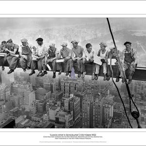 Könnte beinhalten: Ein Schwarzweißfoto von elf Bauarbeitern, die auf einem Stahlträger hoch über der Stadt sitzen. Die Arbeiter essen auf dem Träger zu Mittag, der Teil des Baus des RCA-Gebäudes, Rockefeller Center, Manhattan ist. Das Foto wurde am 2. Oktober 1932 aufgenommen und trägt den Titel "Lunch Atop a Skyscraper".