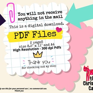 Pu&ograve; includere: Un download digitale di due file PDF stampabili con gatti natalizi. I file sono in formato 8,5 pollici per 11 pollici e A4, con una risoluzione elevata di 300 dpi. Il testo "You will not receive anything in the mail. This is a digital download. PDF Files" &egrave; scritto in nero su sfondo bianco con un bordo rosa.
