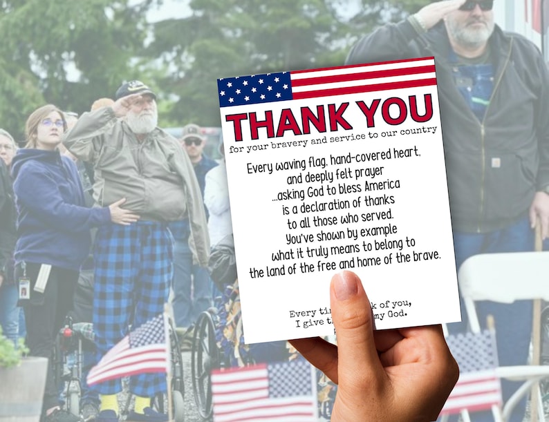 Pode incluir: Um cart&atilde;o com um design de bandeira americana vermelha, branca e azul. O cart&atilde;o diz "Obrigado" e inclui uma mensagem de gratid&atilde;o pelo servi&ccedil;o ao pa&iacute;s. O texto diz: "Cada bandeira a tremelar, cora&ccedil;&atilde;o coberto pela m&atilde;o, e ora&ccedil;&atilde;o sentida...pedir a Deus que aben&ccedil;oe a Am&eacute;rica &eacute; uma declara&ccedil;&atilde;o de agradecimento a todos os que serviram. Voc&ecirc; mostrou com o exemplo o que realmente significa pertencer &agrave; terra dos livres e ao lar dos bravos."