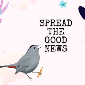 K&ouml;nnte beinhalten: Illustration eines grauen Vogels, der einen Bleistift h&auml;lt, mit dem Text "SPREAD THE GOOD NEWS" in Schwarz. Der Hintergrund ist hellrosa mit floralen Aquarellakzenten in Lila und Blau.