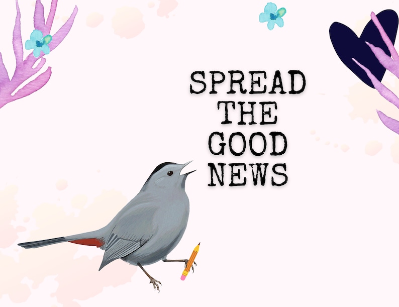 K&ouml;nnte beinhalten: Illustration eines grauen Vogels, der einen Bleistift h&auml;lt, mit dem Text "SPREAD THE GOOD NEWS" in Schwarz. Der Hintergrund ist hellrosa mit floralen Aquarellakzenten in Lila und Blau.