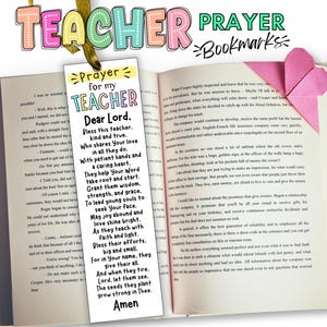 Puede incluir: Un marcapáginas colorido con una oración para los maestros. El marcapáginas presenta un diseño de arcoíris y el texto "Oración para mi maestro". La oración dice: "Querido Señor, Bendice a este maestro, amable y verdadero. Que comparte tu amor en todo lo que hace. Con manos pacientes y un corazón cariñoso. Ayudan a tu palabra a echar raíces y a comenzar. Concédeles sabiduría, fuerza y gracia. Para guiar a las almas jóvenes a buscar tu rostro. Que la alegría abunde y el amor brille. Mientras enseñan con fe y luz. Bendice sus esfuerzos, grandes y pequeños. Porque en tu nombre, ellos dan todo. Y cuando se cansan, Señor, haz que vean. Las semillas que plantan crecen fuertes en ti. Amén."