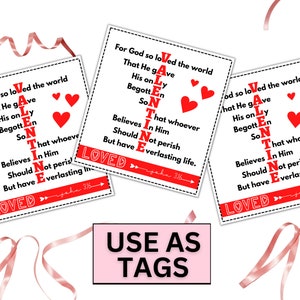 K&ouml;nnte beinhalten: Drei wei&szlig;e Valentinstagskarten mit roten Akzenten und Text. Jede Karte zeigt das Wort "VALENTINE" vertikal, rote Herzen und einen Bibelvers. Ein rosa Schild lautet "USE AS TAGS".