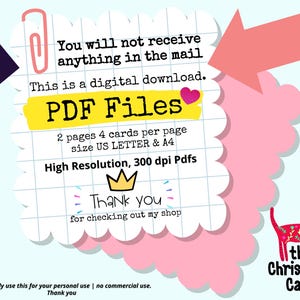 Pu&ograve; includere: Un download digitale di biglietti di Natale con gatti stampabili. L'immagine mostra una grafica rosa e gialla con il testo "PDF Files", "2 pagine 4 biglietti per pagina formato US LETTER & A4", "Alta risoluzione, 300 dpi Pdfs", e "Grazie per aver visitato il mio negozio". L'immagine mostra anche un gatto dei cartoni animati con un motivo floreale rosso e verde e il testo "the Christmas Cats".